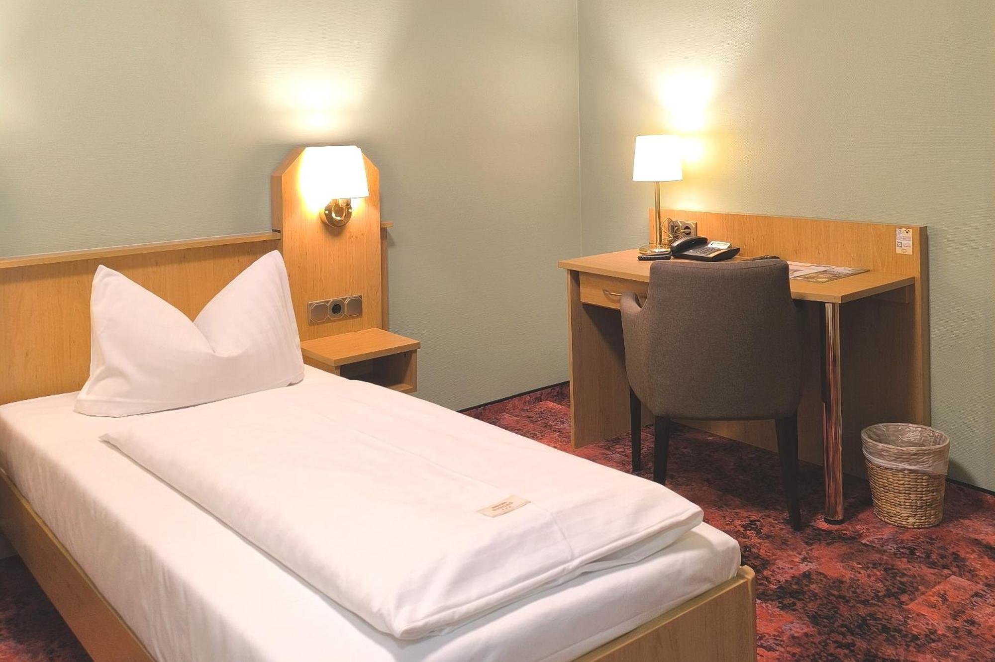 Hotel Burgas Stassfurt Esterno foto